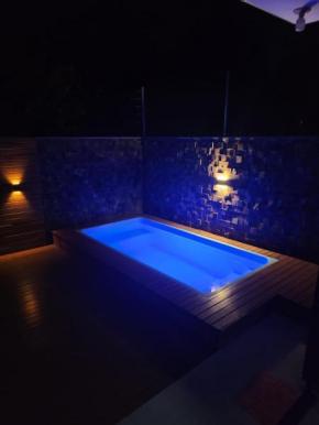 Lugar encantador com piscina.